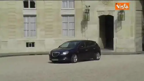 Renzi arriva in Lancia all'Eliseo