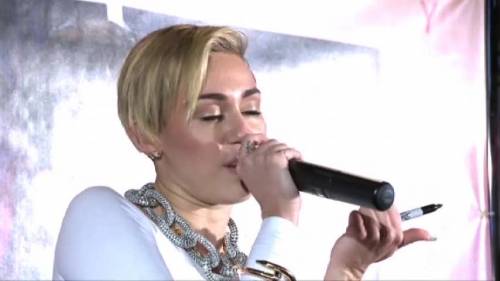 Uomo accusa Miley Cirus: la lingua della sua scenografia mi ha quasi ucciso
