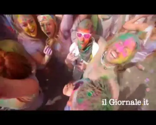 L'India festeggia la primavera col festival dei colori