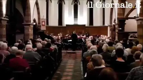 Starnutisce nel trombone, il pubblico è impassibile