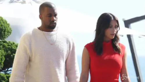 Kim Kardashian bomba sexy nel miniabito rosso