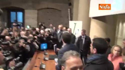 Renzi scherza con D'Alema: "Sto alla tua sinistra..."