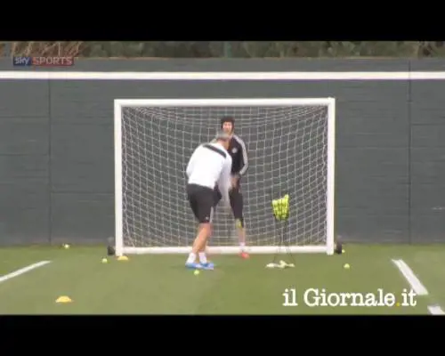 Mourinho allena Cech con le palle da tennis