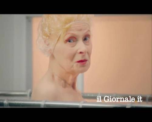 Vivienne Westwood si fa la doccia in uno spot animalista