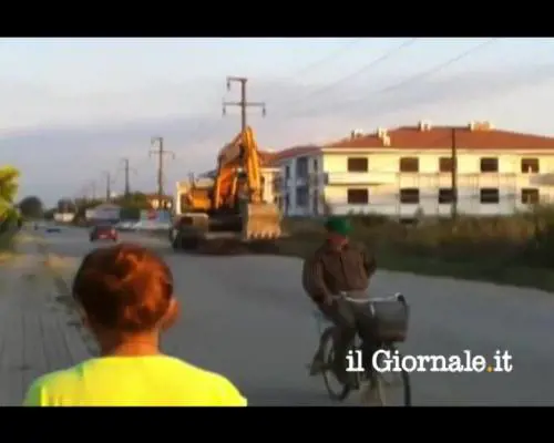 Tir senza benzina? Con un escavatore il gioco è fatto