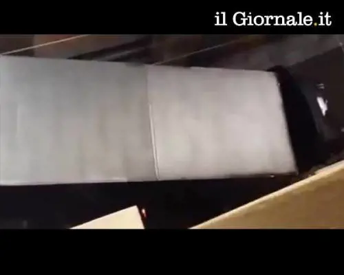 Bologna, la strada è troppo stretta e il camion resta bloccato