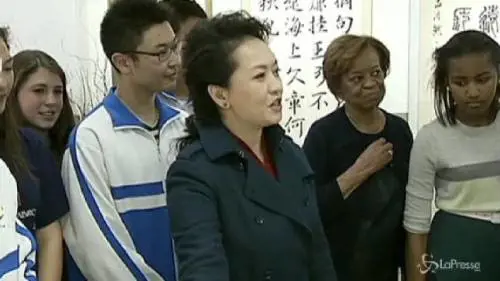 Michelle Obama in Cina scrive ideogrammi in una scuola 