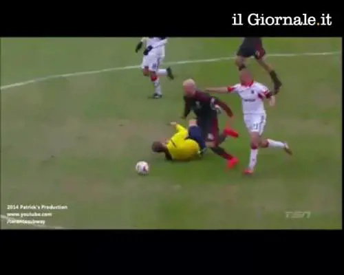 L'ex romanista Bradley travolge l'arbitro