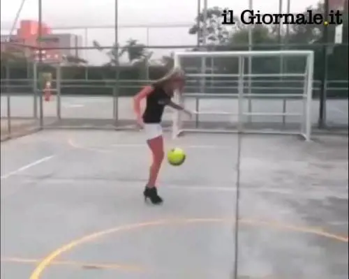 Sexy calciatrice palleggia con i tacchi 