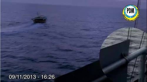 La fregata Aliseo spara verso il barcone degli scafisti