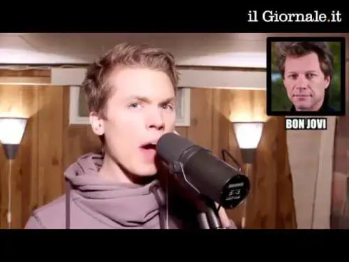 Roomie, ragazzo  che imita 14 voci di cantanti