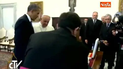 Cadono i regali di Obama, il Papa ride