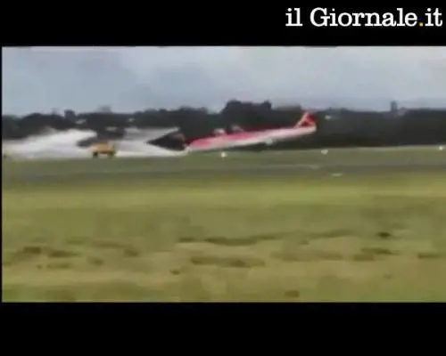 Paura in Brasile, il jet atterra senza metà carrello