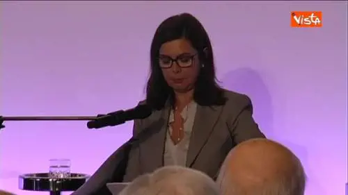 Boldrini: "Contraddizione tra immigrati e lusso"