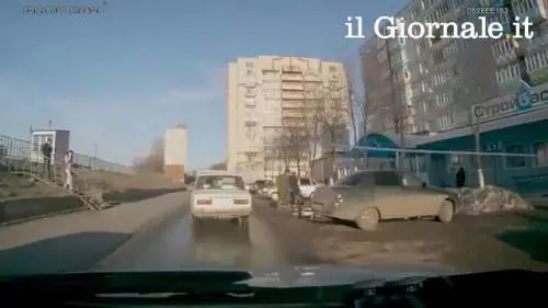 Russia, investita mentre parla al cellulare