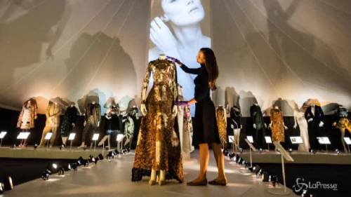 Londra, inaugurata la mostra "The glamour of italian fashion 1945-2014"