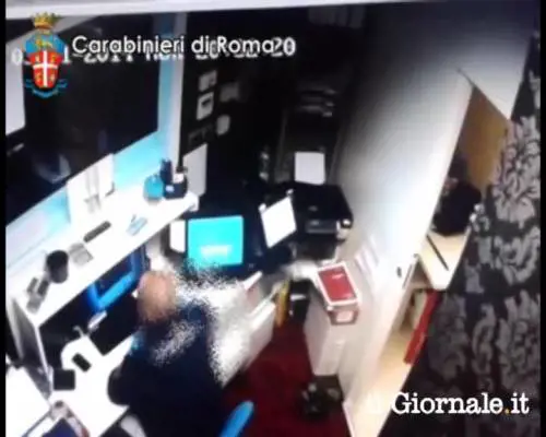 Roma, rapinano slot machine e vengono presi subito