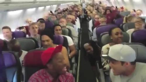 Il cast australiano di Il re leone improvvisa un flash mob in aereo
