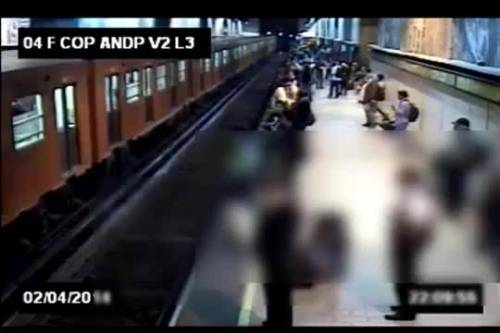 Studenti ubriachi si spintonano: uno viene travolto dalla metro