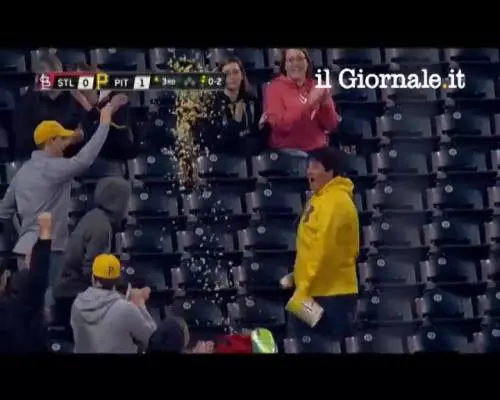 Baseball, presa al volo con il secchiello dei popcorn