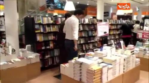 Renzi e le foto con i fan in libreria