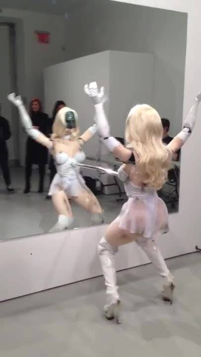 La ballerina davanti lo specchio, un robot "sensuale"