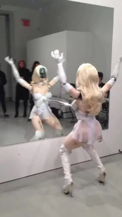 La ballerina davanti lo specchio, un robot "sensuale"