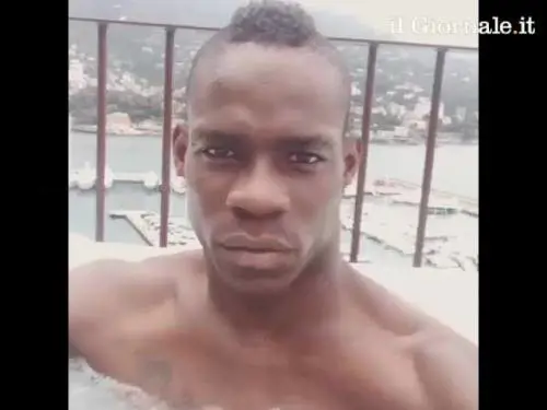 Balotelli, relax nell'idromassaggio 