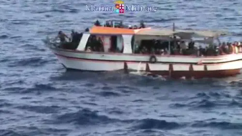 Sbarchi, oltre 2400 immigrati soccorsi in 72 ore