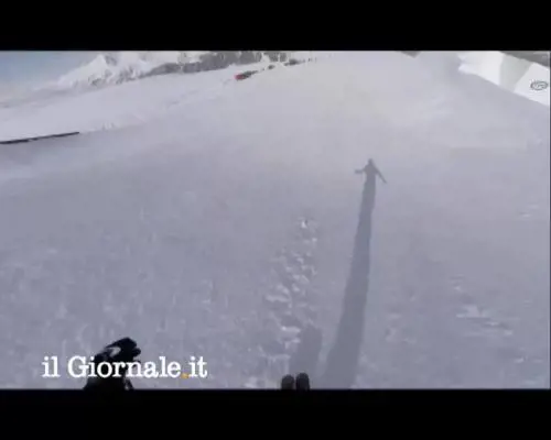 Campione di ski freestyle esegue una doppia capriola all'indietro