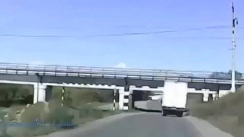 Il camion troppo alto sbatte contro il ponte 