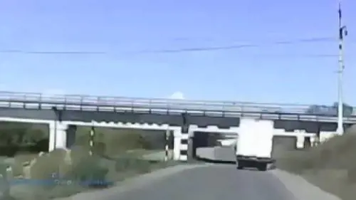 Il camion troppo alto sbatte contro il ponte 