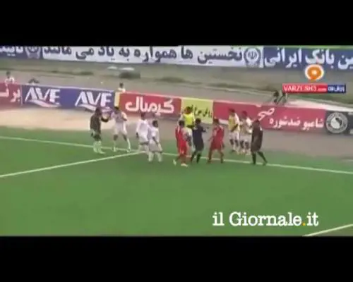 Iran, riserva entra in campo ed evita un gol certo