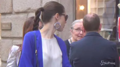 MIlano, Marica Pellegrinelli a spasso con la figlia