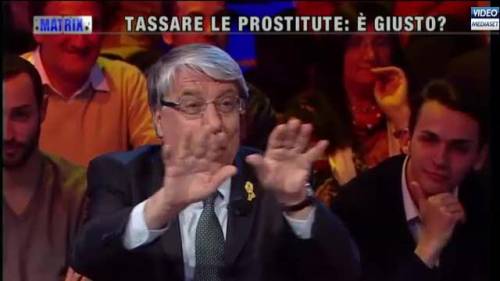 Efe Bal si spoglia in tv e mostra il seno a Carlo Giovanardi 