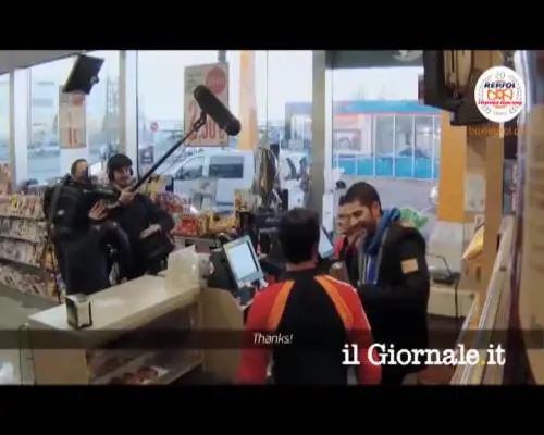 Marquez e Pedrosa impiegati in autogrill. Ma è solo una candid