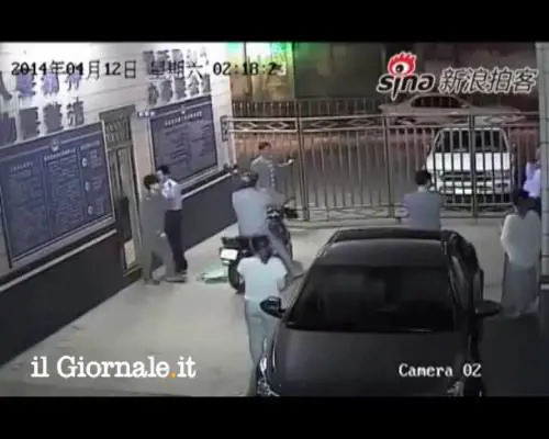 Cina, offre un passaggio allo scippatore e lo porta in questura