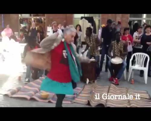 Torino, anziana signora balla al ritmo di percussioni