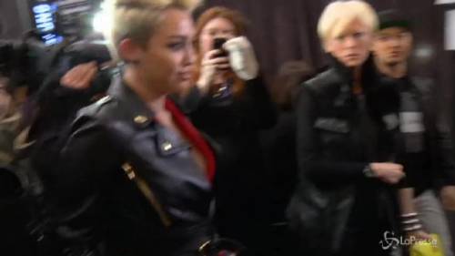 Miley Cyrus rinvia il concerto: allergia agli antibiotici