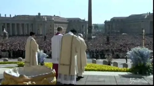 Il vento ruba la papalina a papa Francesco