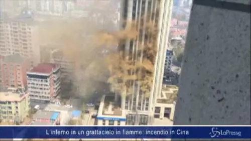 L’inferno in un grattacielo in fiamme: incendio in Cina