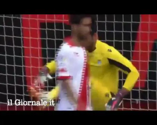 Segna quasi due autogol. Chiede la sostituzione