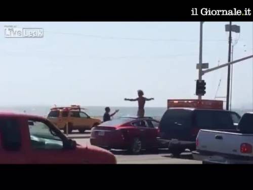 Los Angeles, uomo nudo blocca il traffico