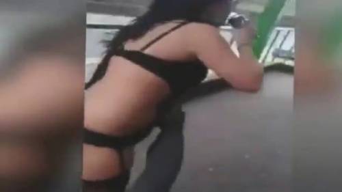 Si spoglia in ufficio: protesta o scommessa?