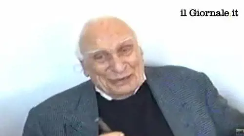 Pannella in conferenza stampa col sigaro in bocca