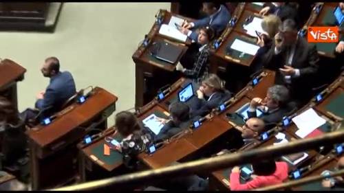Dl lavoro, bagarre tra M5S, Pd e Boldrini