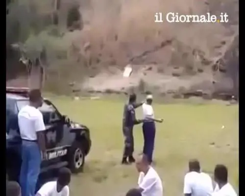 Poliziotto lancia granata contro i compagni per errore