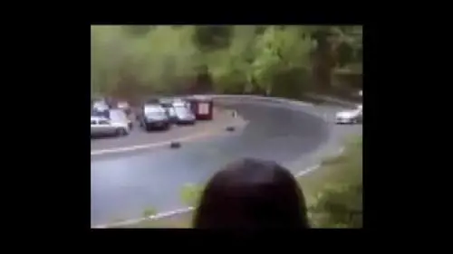 Il campione di guida pericolosa, ecco come non si deve mai guidare l’auto