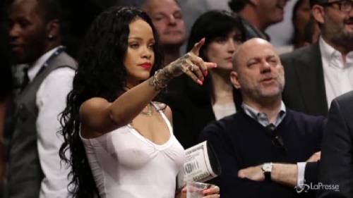 Rihanna cattura attenzione senza reggiseno