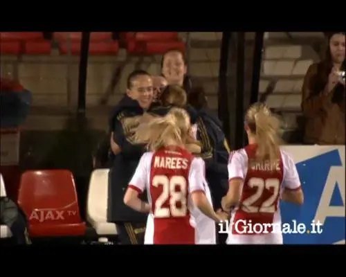 Calcio femminile, pallonetto alla Totti da fuori area